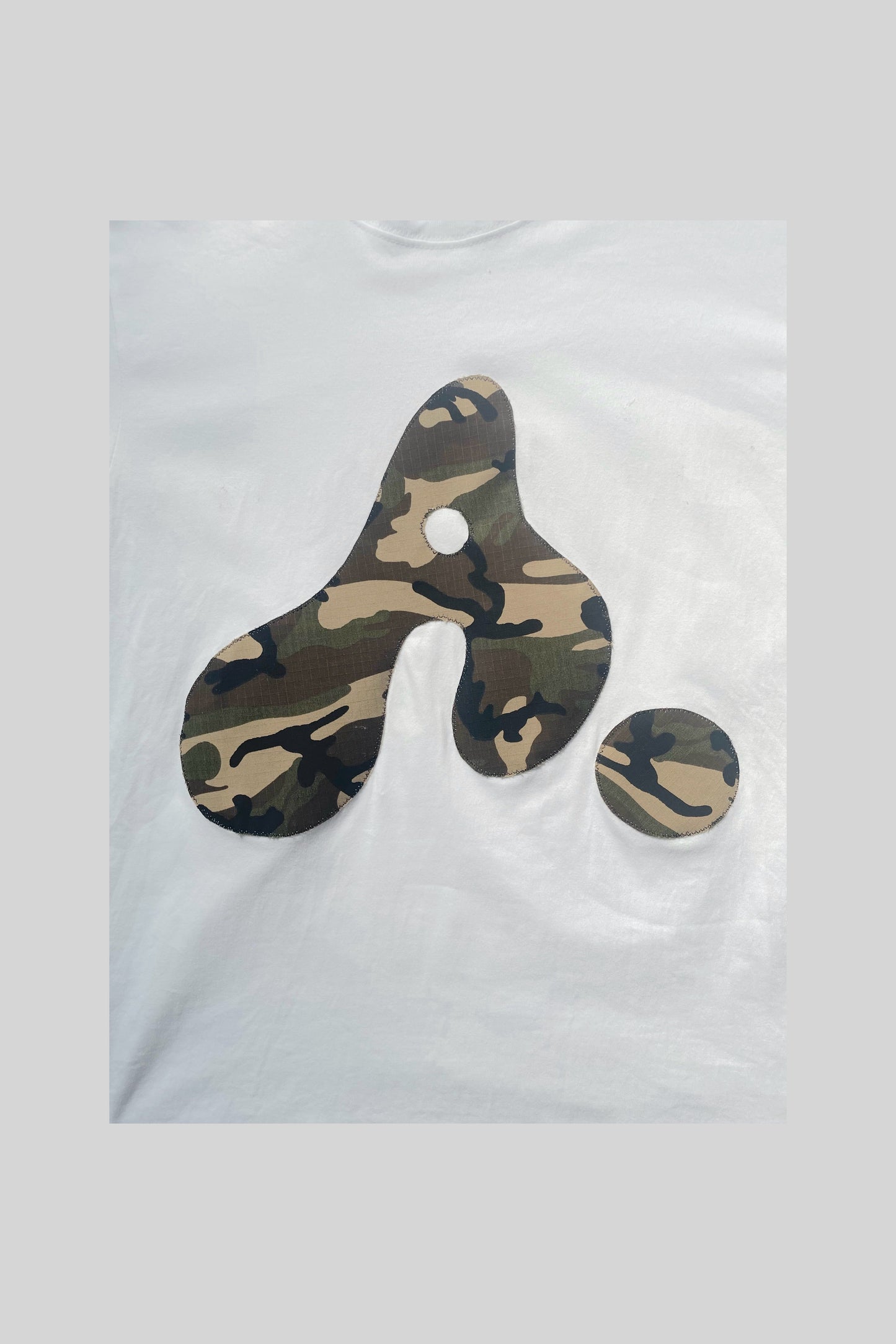 T-SHIRT CON LOGO "A" (MIMETICA 9)