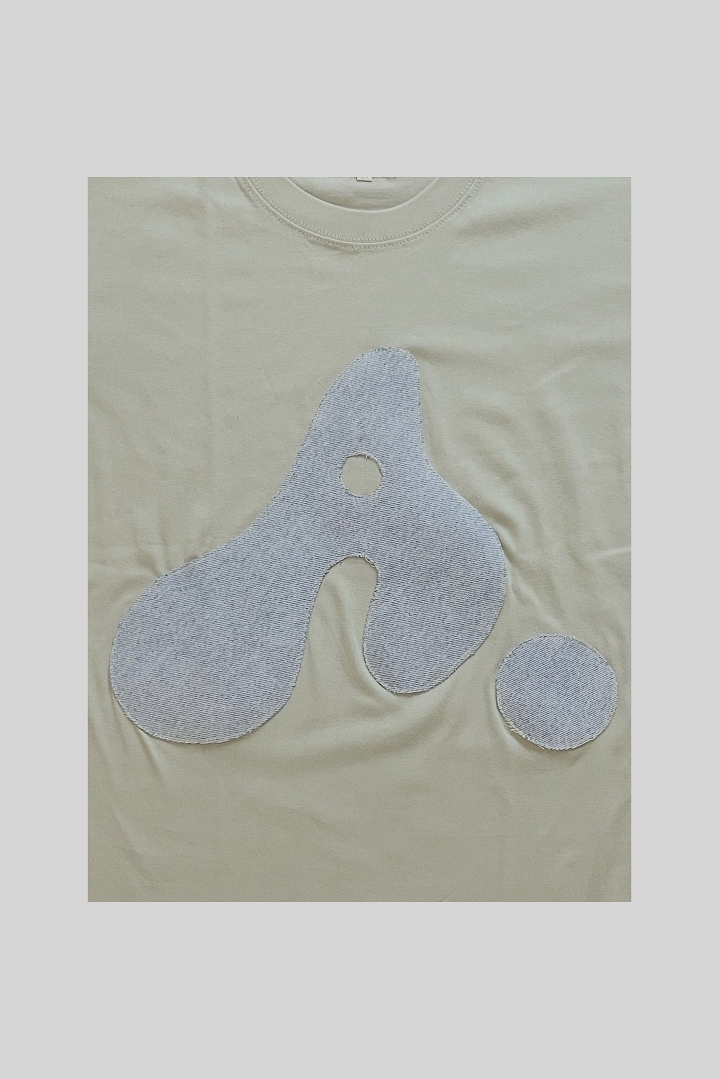 T-SHIRT CON LOGO "A" (DENIM 9)