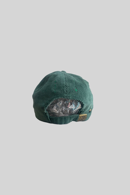 Cappellino in velluto a costine "A" con logo (verde)