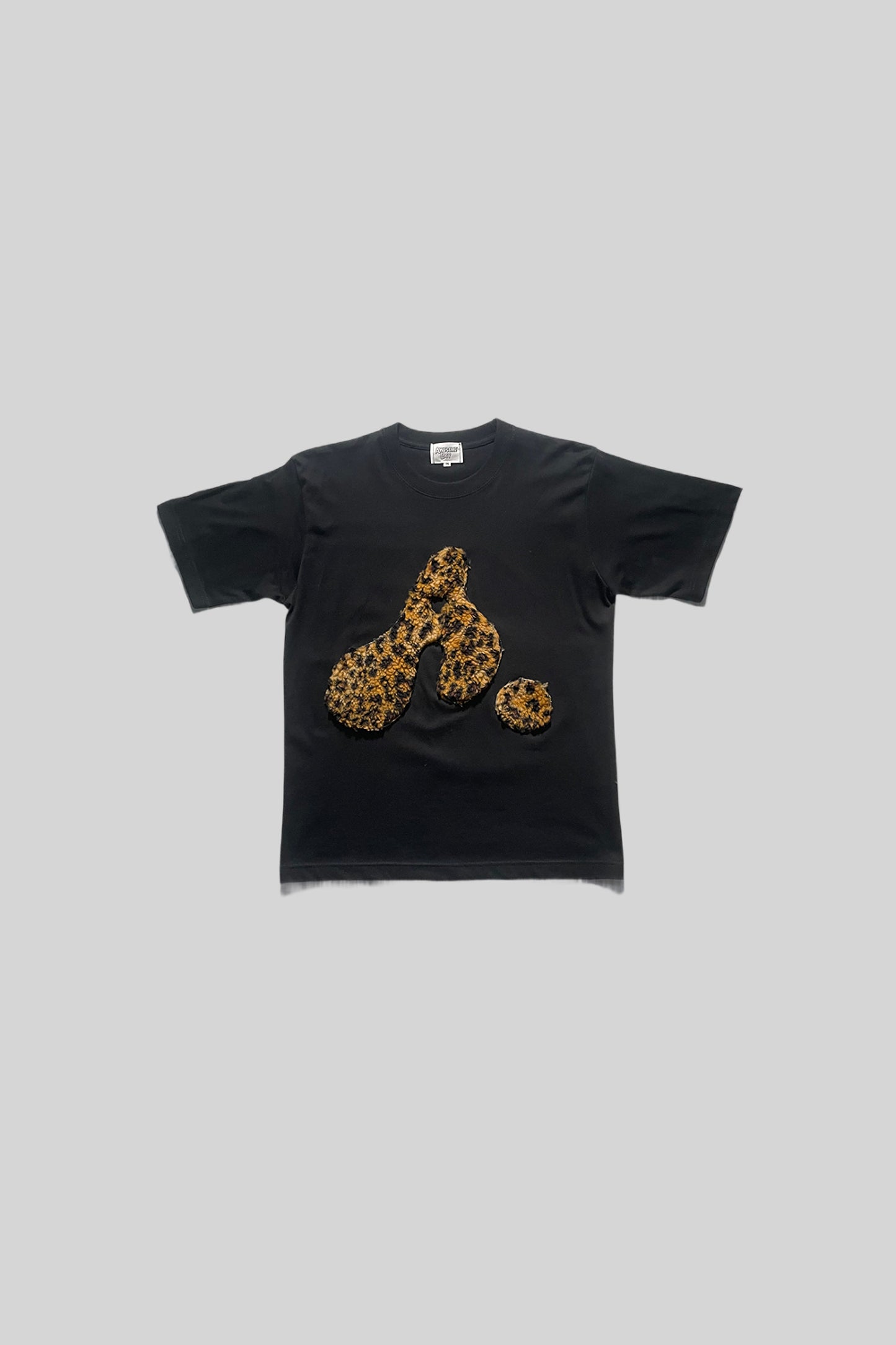 T-SHIRT CON LOGO "A" (LEOPARDO IN PELLICCIA SINTETICA)