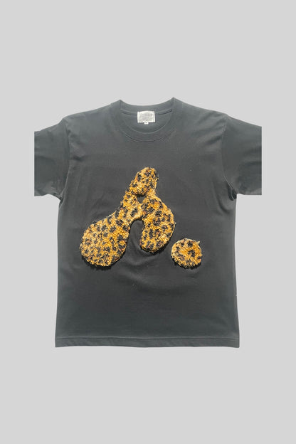 T-SHIRT CON LOGO "A" (LEOPARDO IN PELLICCIA SINTETICA)